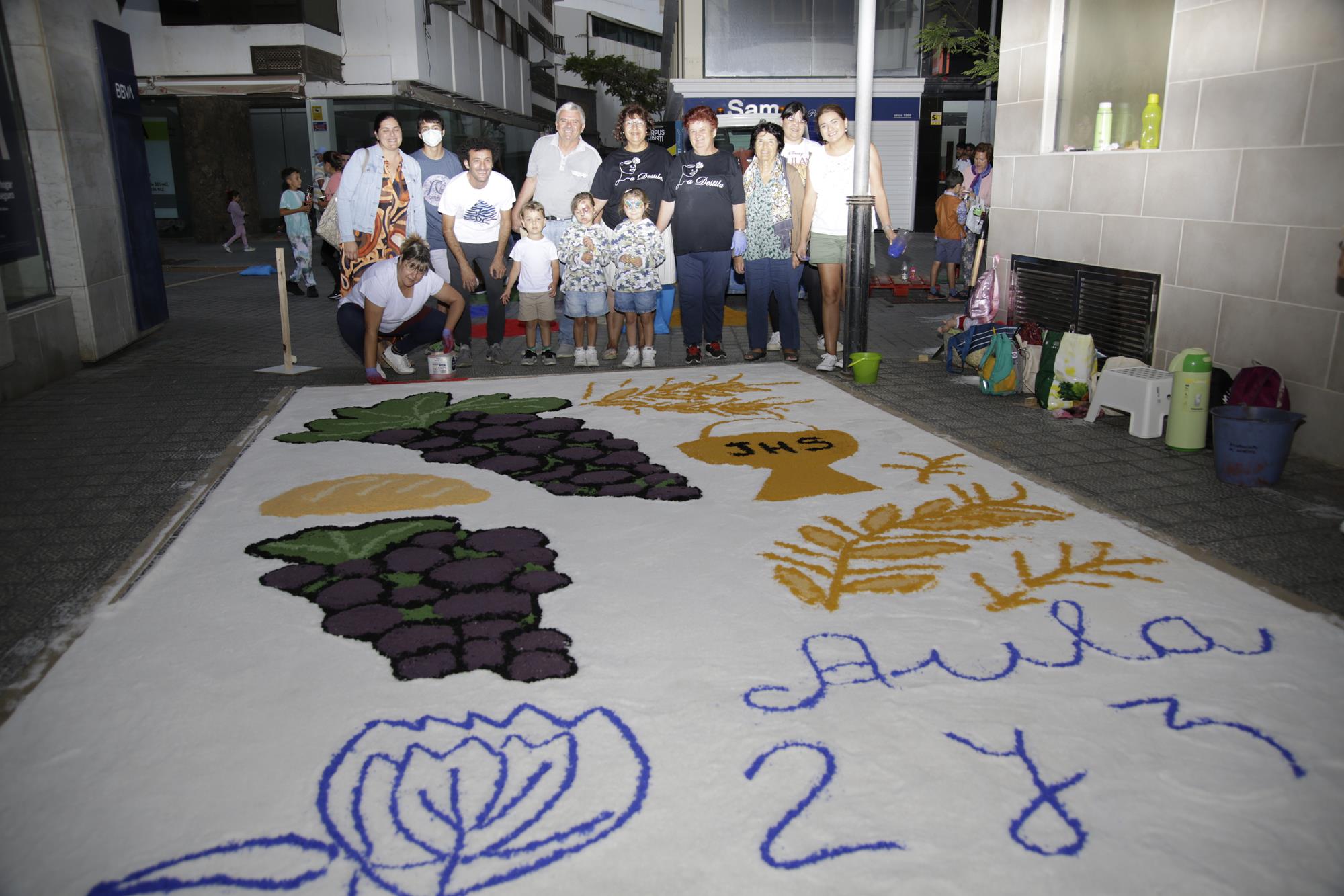 Elaboración de alfombras de sal en Arrecife Elaboración de alfombras de sal en Arrecife