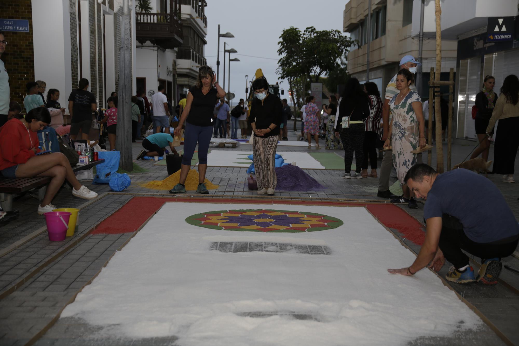 Elaboración de alfombras de sal en Arrecife Elaboración de alfombras de sal en Arrecife