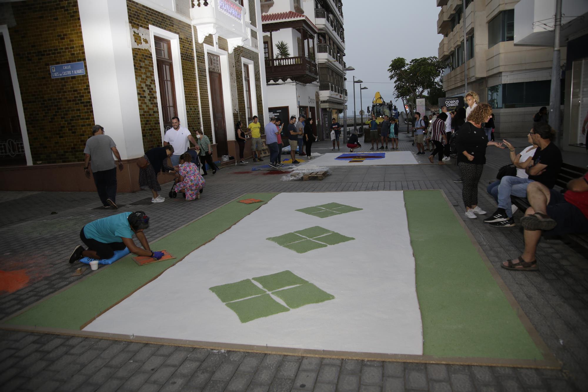 Elaboración de alfombras de sal en Arrecife Elaboración de alfombras de sal en Arrecife
