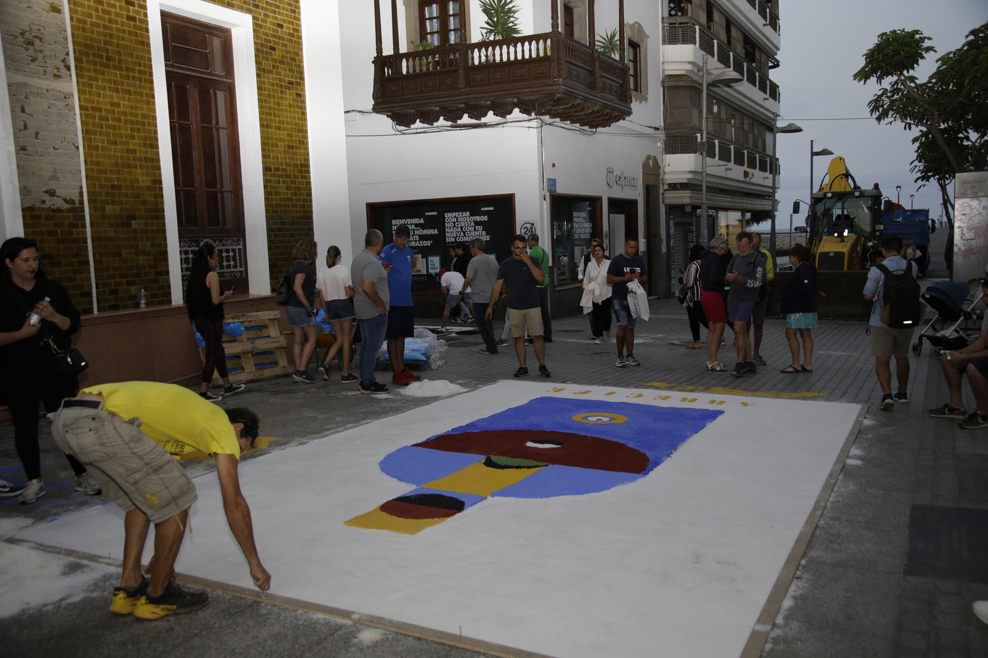 Elaboración de alfombras de sal en Arrecife Elaboración de alfombras de sal en Arrecife