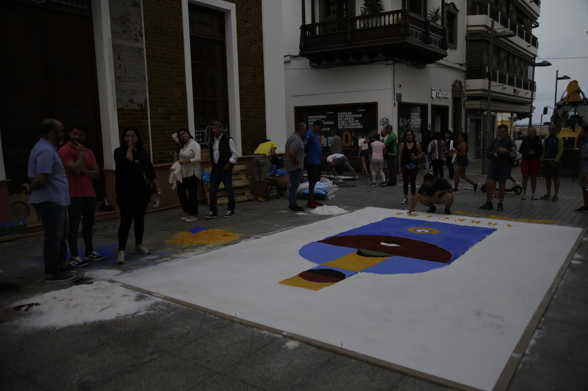Elaboración de alfombras de sal en Arrecife Elaboración de alfombras de sal en Arrecife