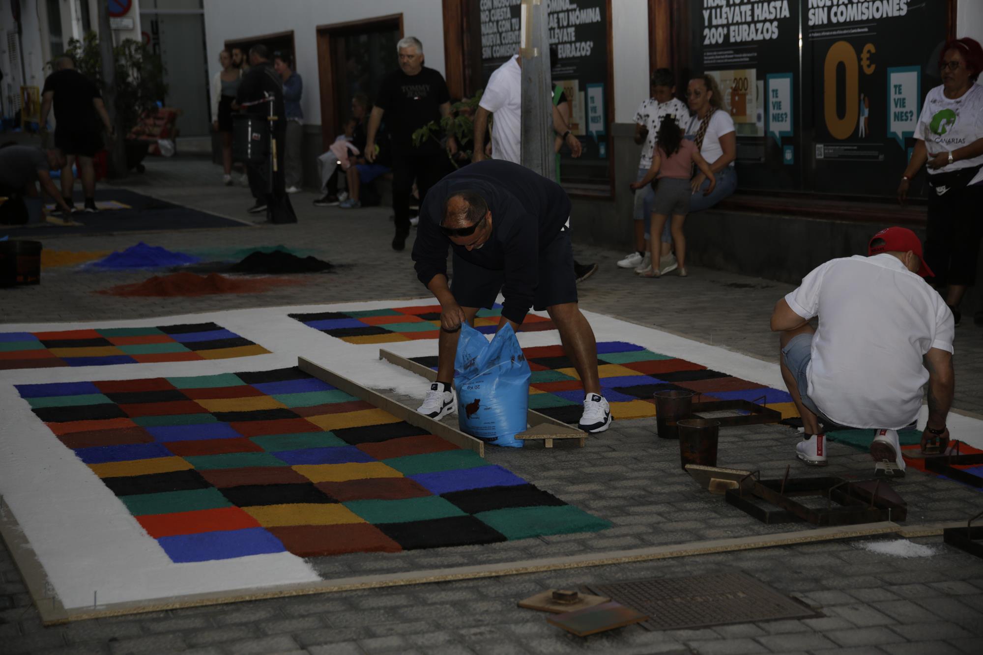 Elaboración de alfombras de sal en Arrecife Elaboración de alfombras de sal en Arrecife