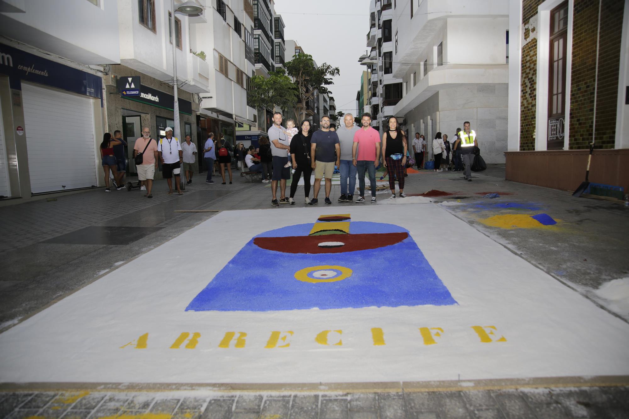 Elaboración de alfombras de sal en Arrecife Elaboración de alfombras de sal en Arrecife