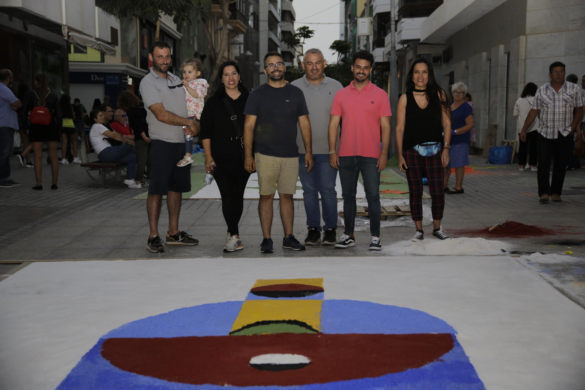 Elaboración de alfombras de sal en Arrecife Elaboración de alfombras de sal en Arrecife