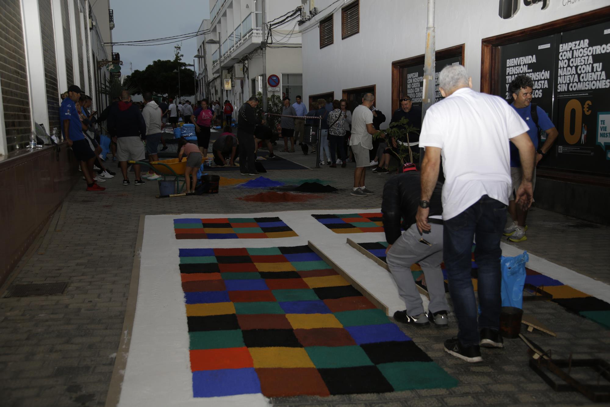 Elaboración de alfombras de sal en Arrecife Elaboración de alfombras de sal en Arrecife