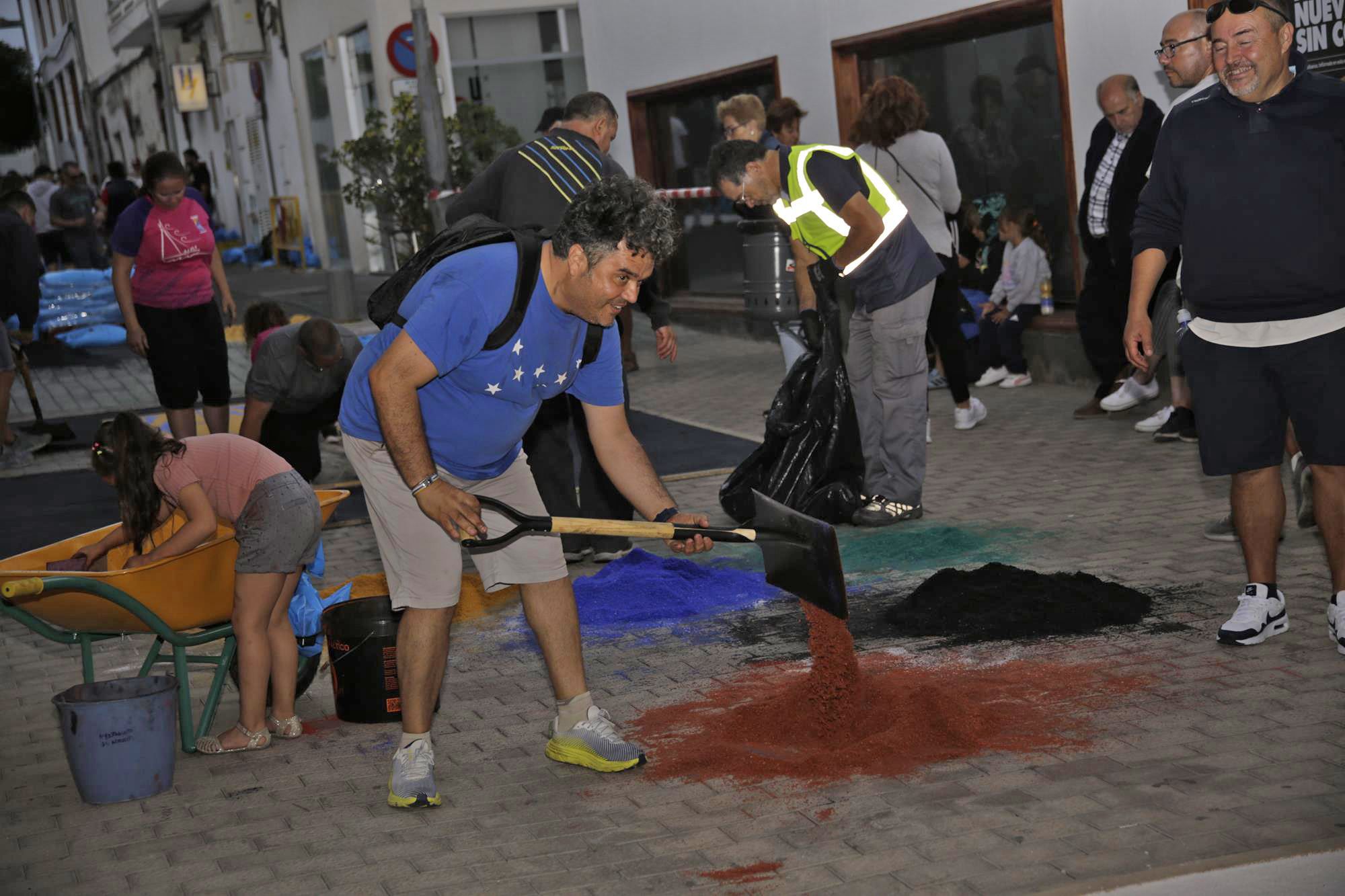 Elaboración de alfombras de sal en Arrecife Elaboración de alfombras de sal en Arrecife