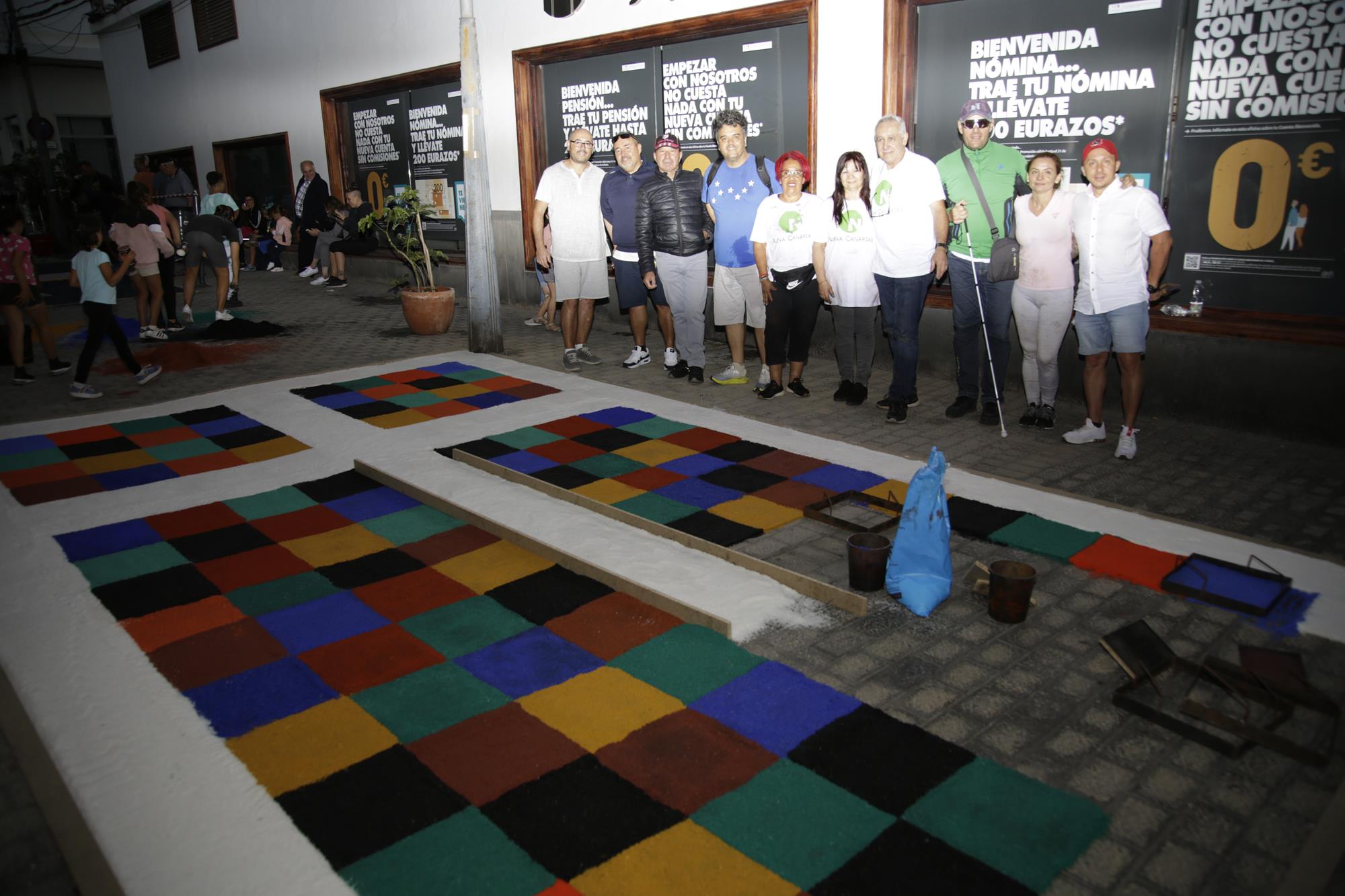 Elaboración de alfombras de sal en Arrecife Elaboración de alfombras de sal en Arrecife
