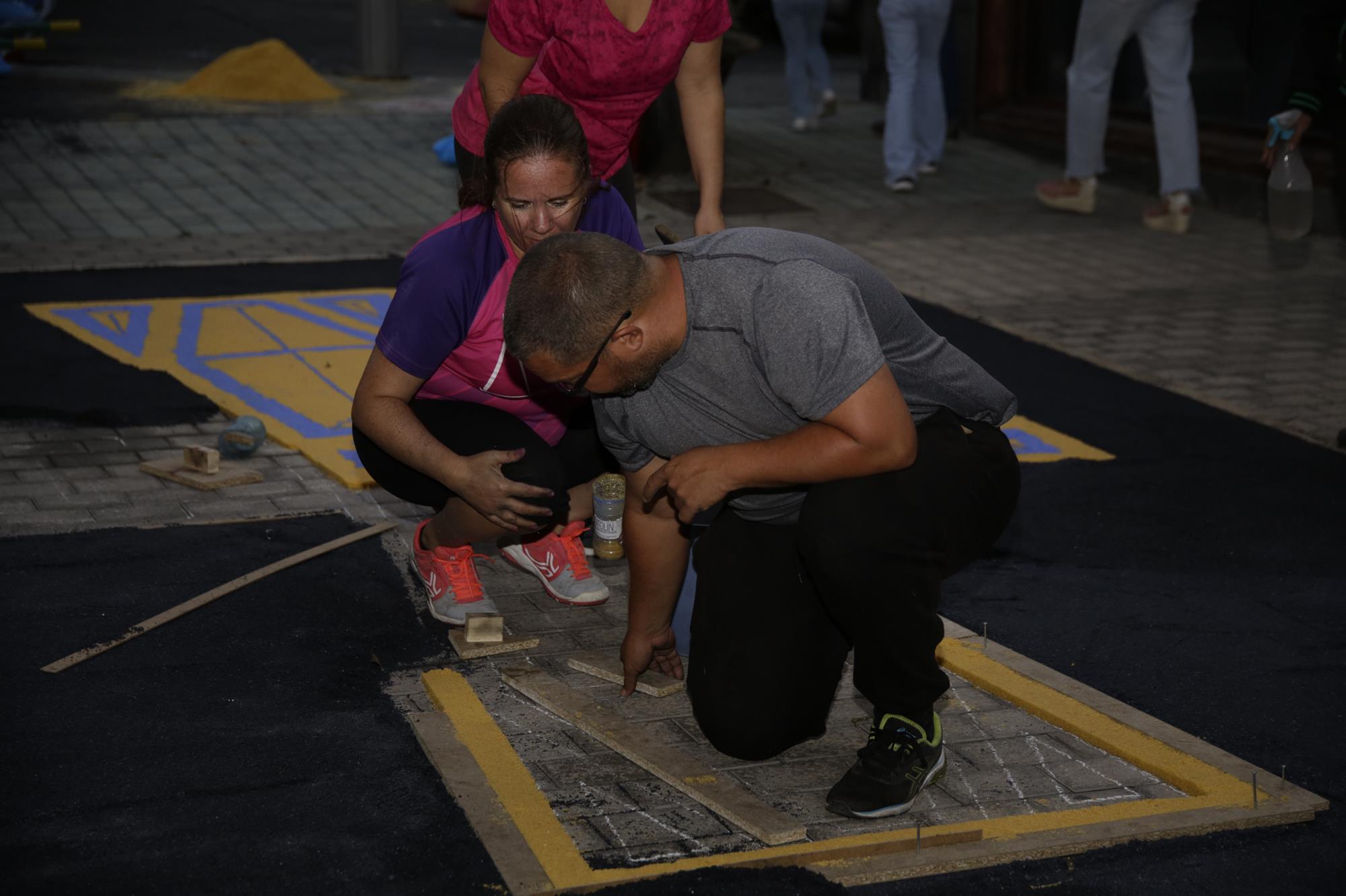 Elaboración de alfombras de sal en Arrecife Elaboración de alfombras de sal en Arrecife