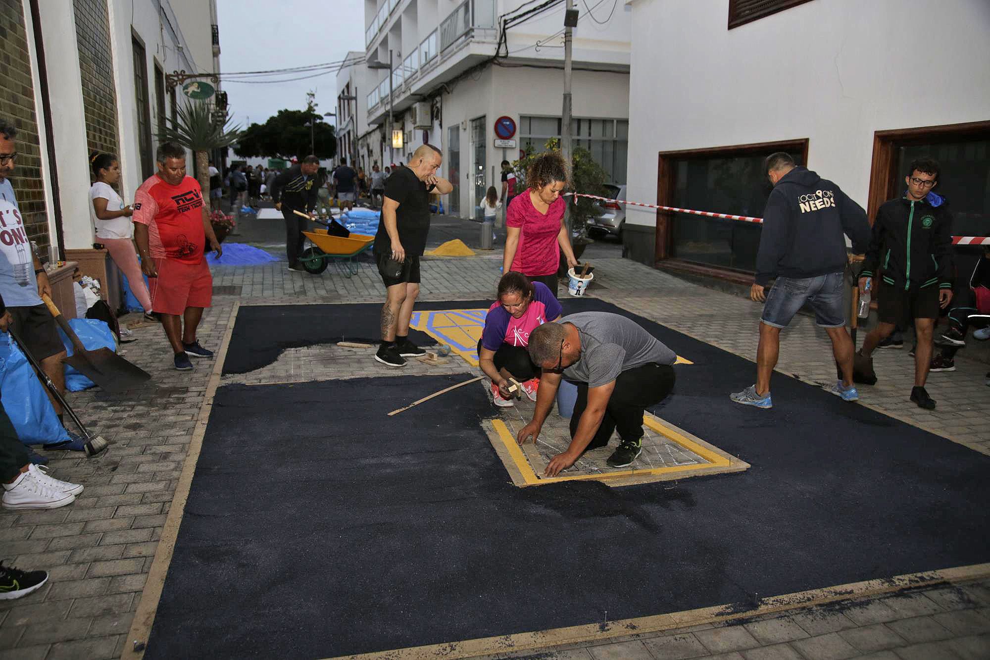 Elaboración de alfombras de sal en Arrecife Elaboración de alfombras de sal en Arrecife
