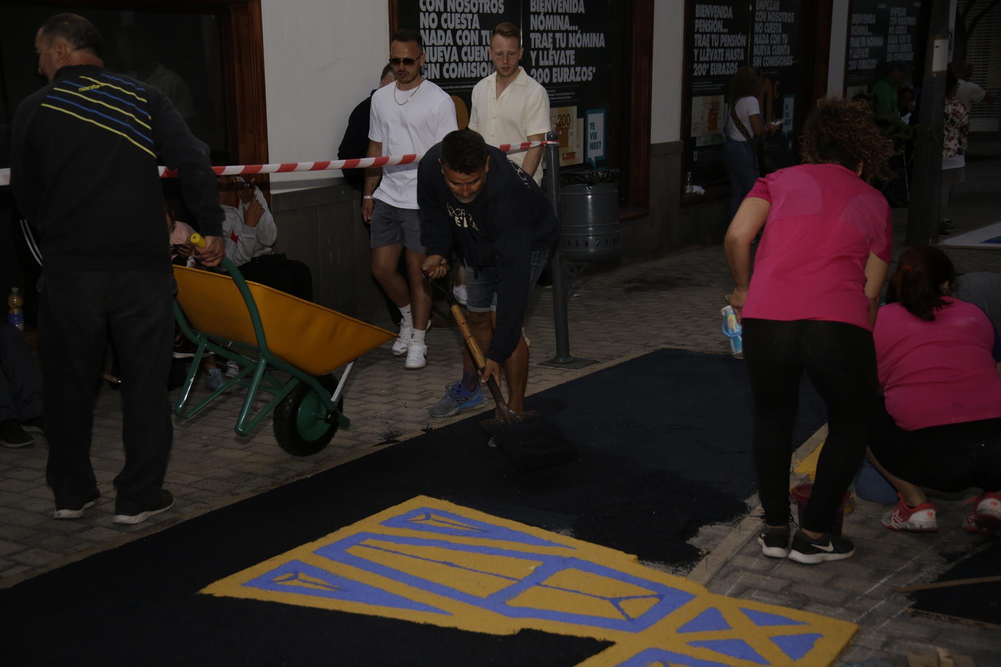 Elaboración de alfombras de sal en Arrecife Elaboración de alfombras de sal en Arrecife