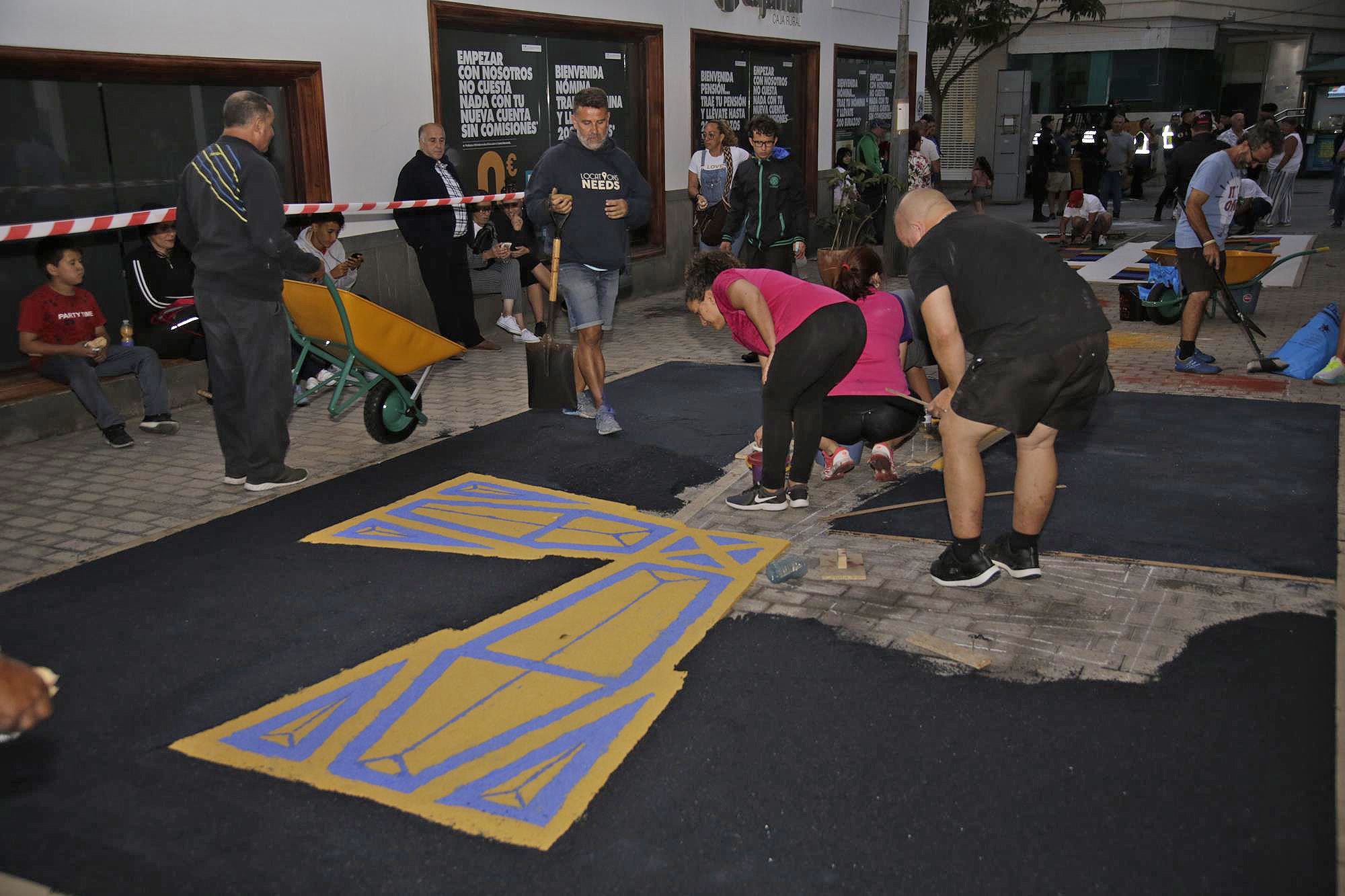 Elaboración de alfombras de sal en Arrecife Elaboración de alfombras de sal en Arrecife