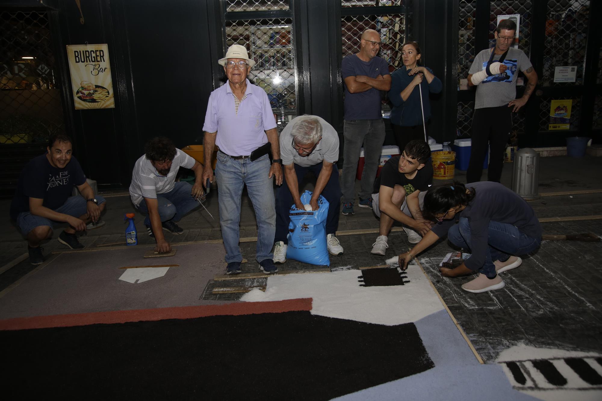 Elaboración de alfombras de sal en Arrecife Elaboración de alfombras de sal en Arrecife