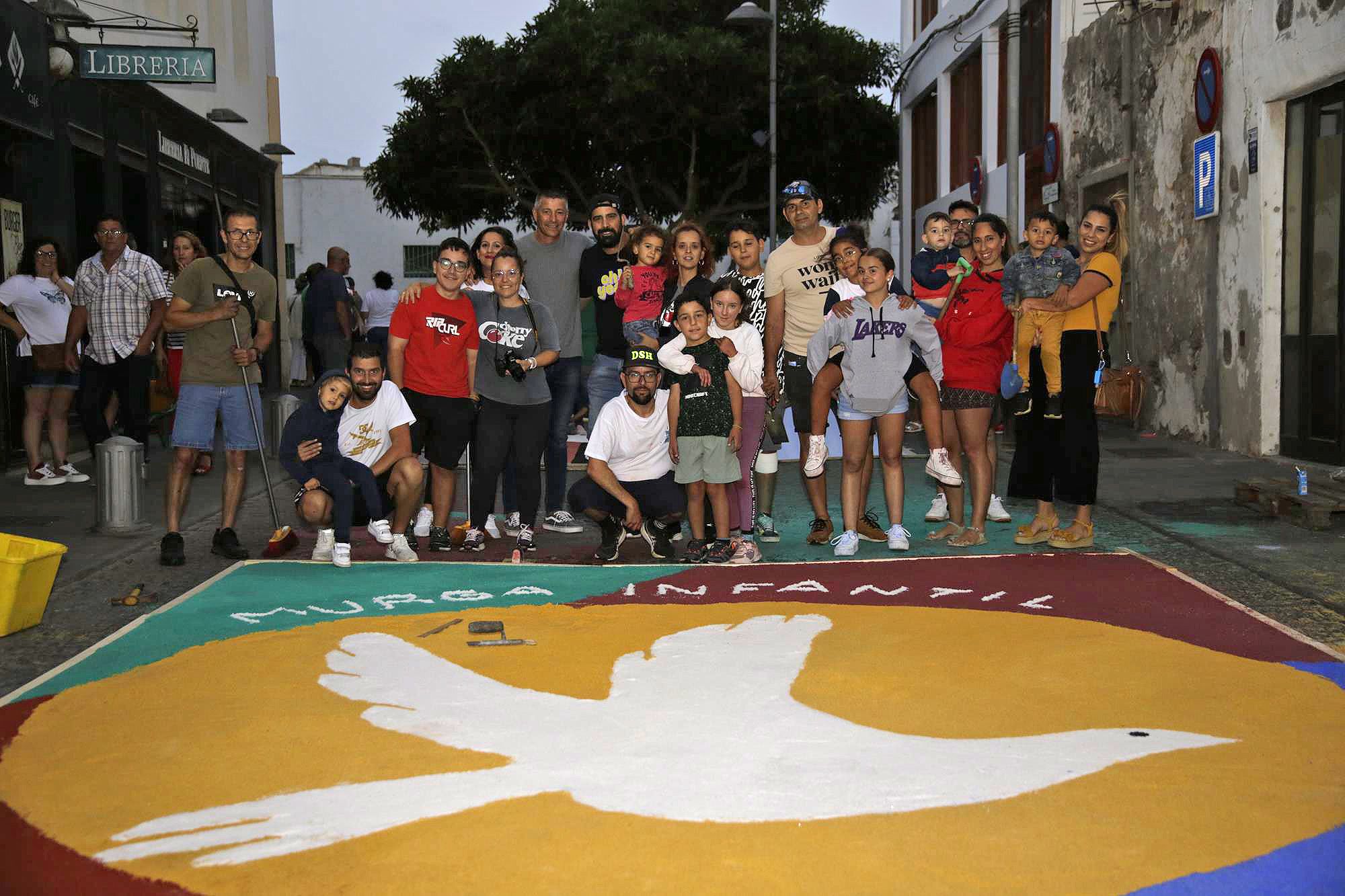 Elaboración de alfombras de sal en Arrecife Elaboración de alfombras de sal en Arrecife