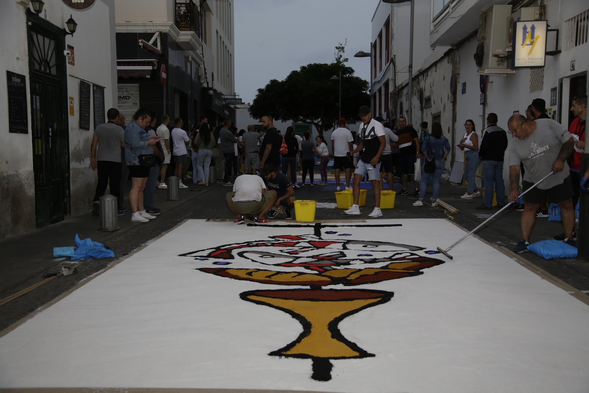 Elaboración de alfombras de sal en Arrecife Elaboración de alfombras de sal en Arrecife