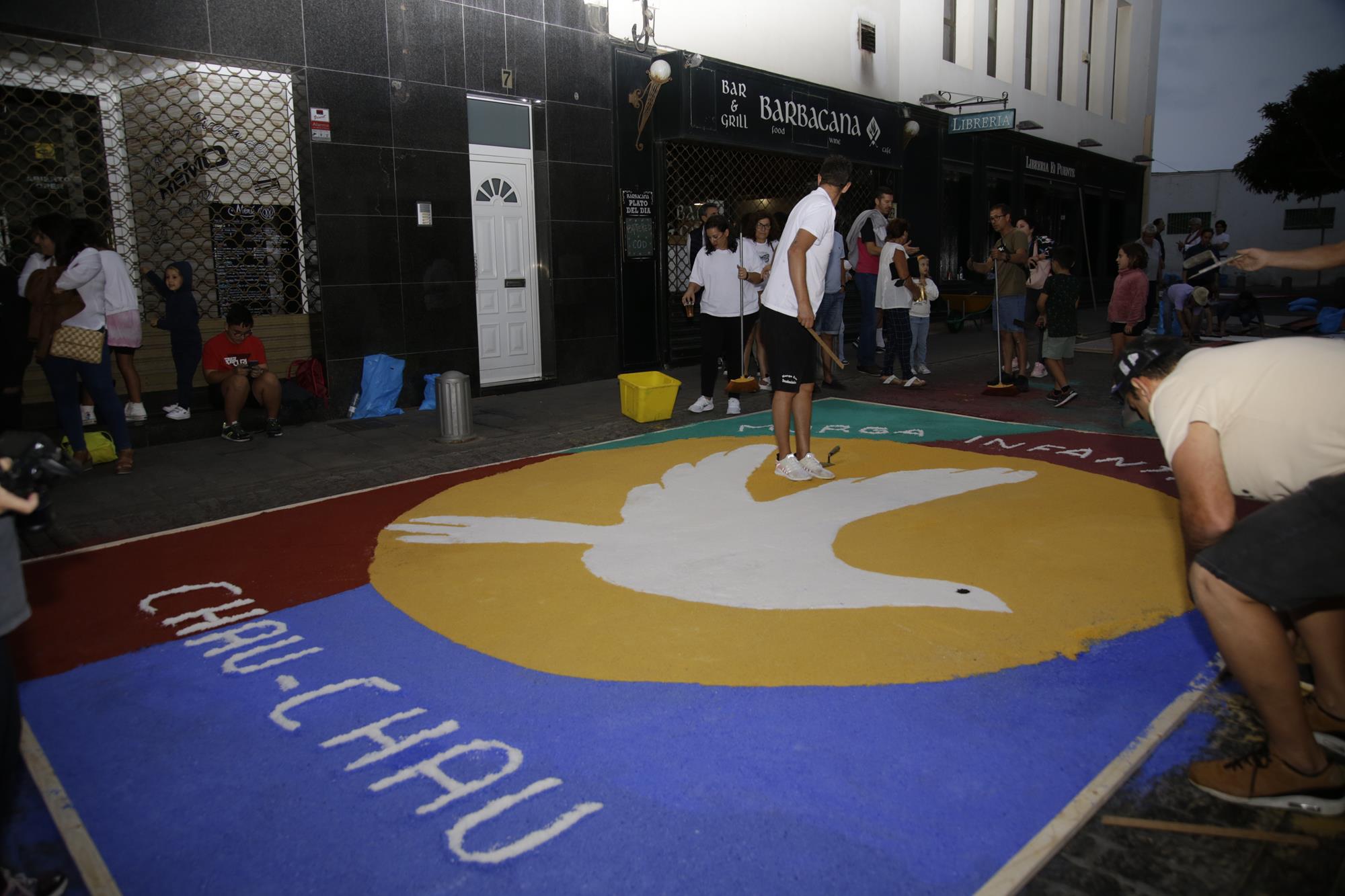 Elaboración de alfombras de sal en Arrecife Elaboración de alfombras de sal en Arrecife
