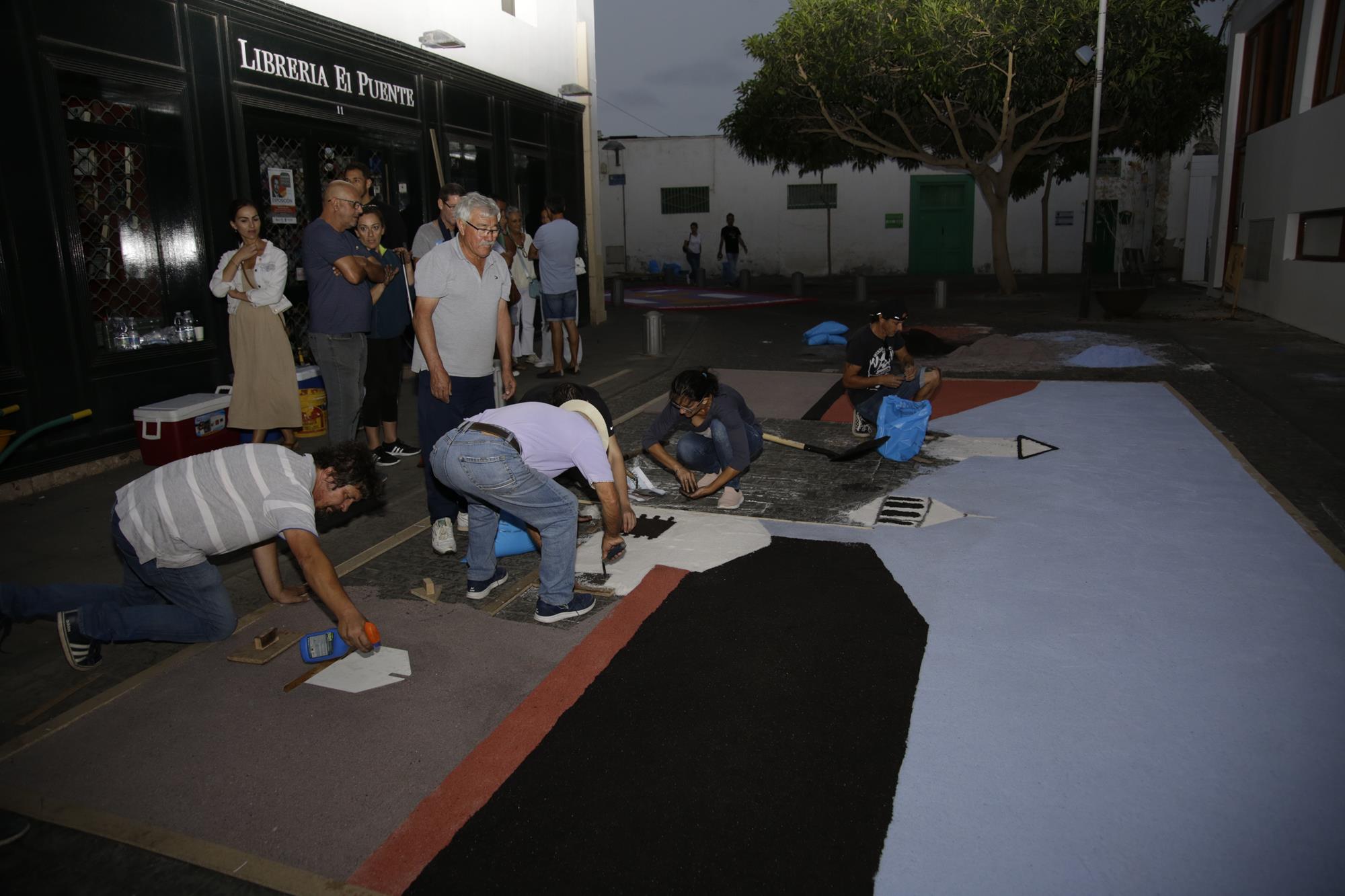 Elaboración de alfombras de sal en Arrecife Elaboración de alfombras de sal en Arrecife