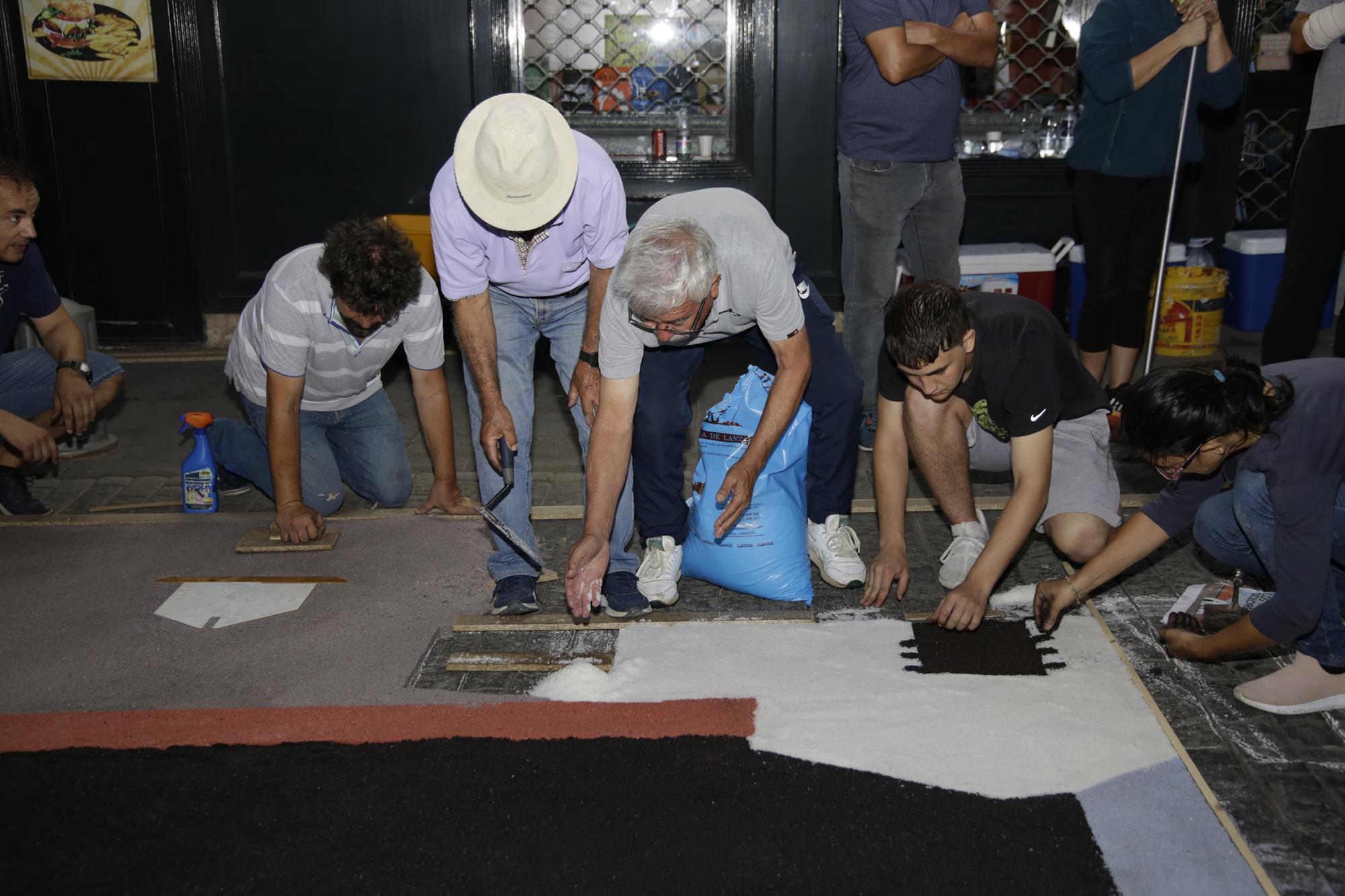 Elaboración de alfombras de sal en Arrecife Elaboración de alfombras de sal en Arrecife