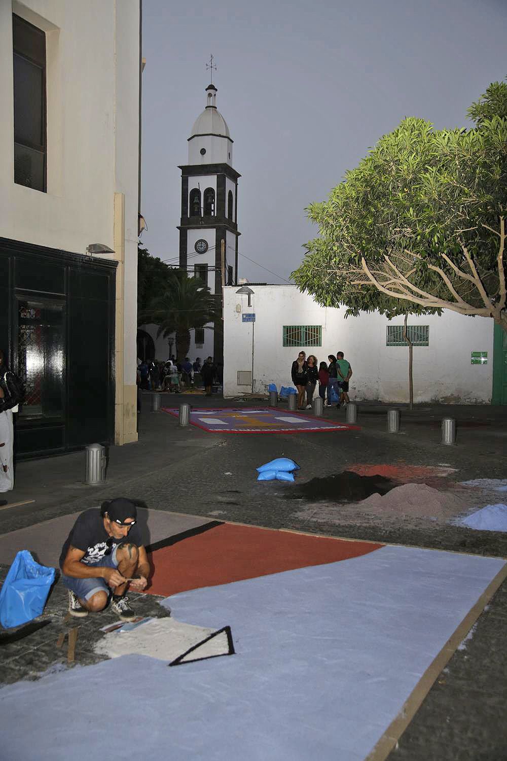 Elaboración de alfombras de sal en Arrecife Elaboración de alfombras de sal en Arrecife
