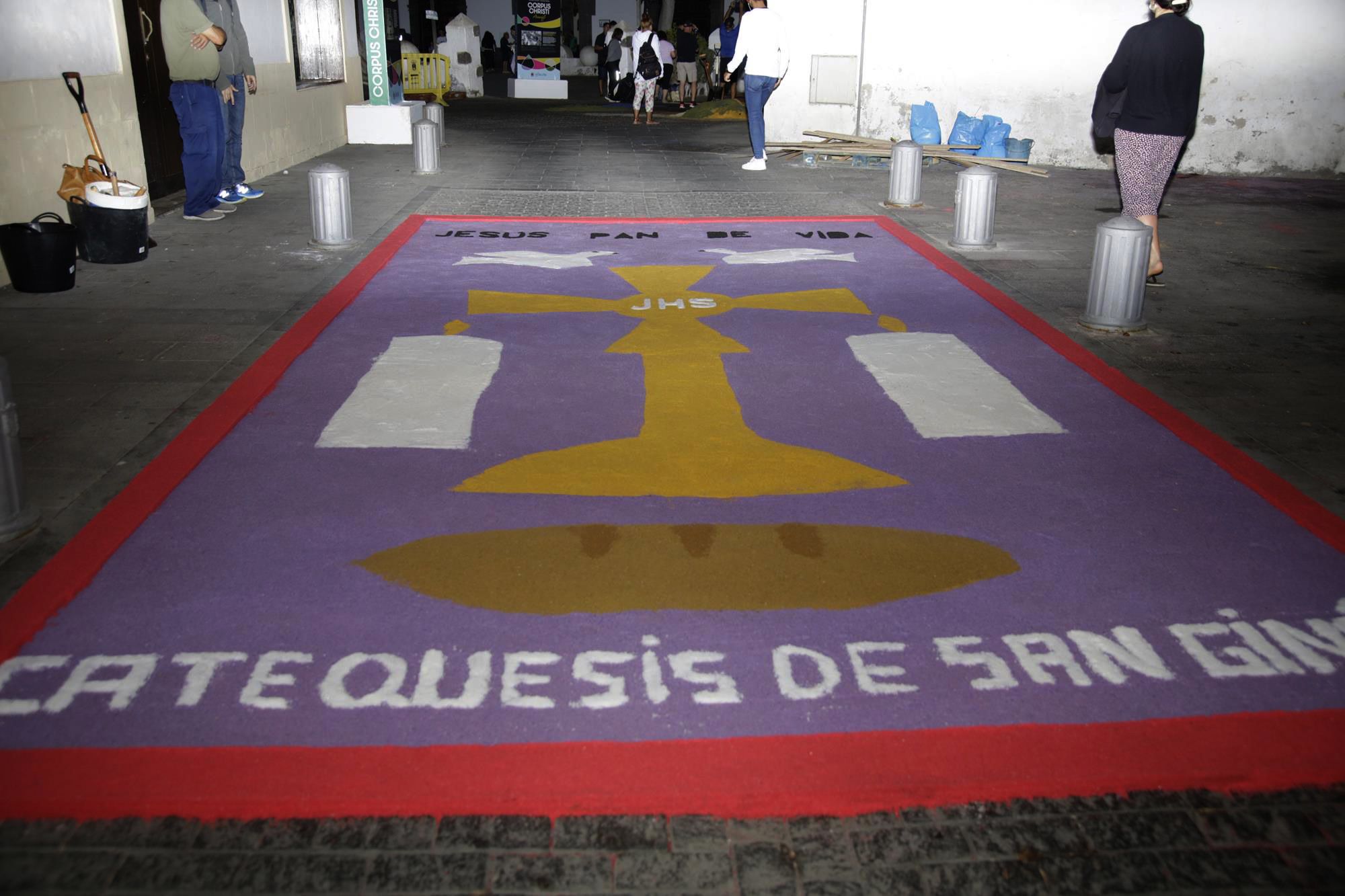 Elaboración de alfombras de sal en Arrecife Elaboración de alfombras de sal en Arrecife