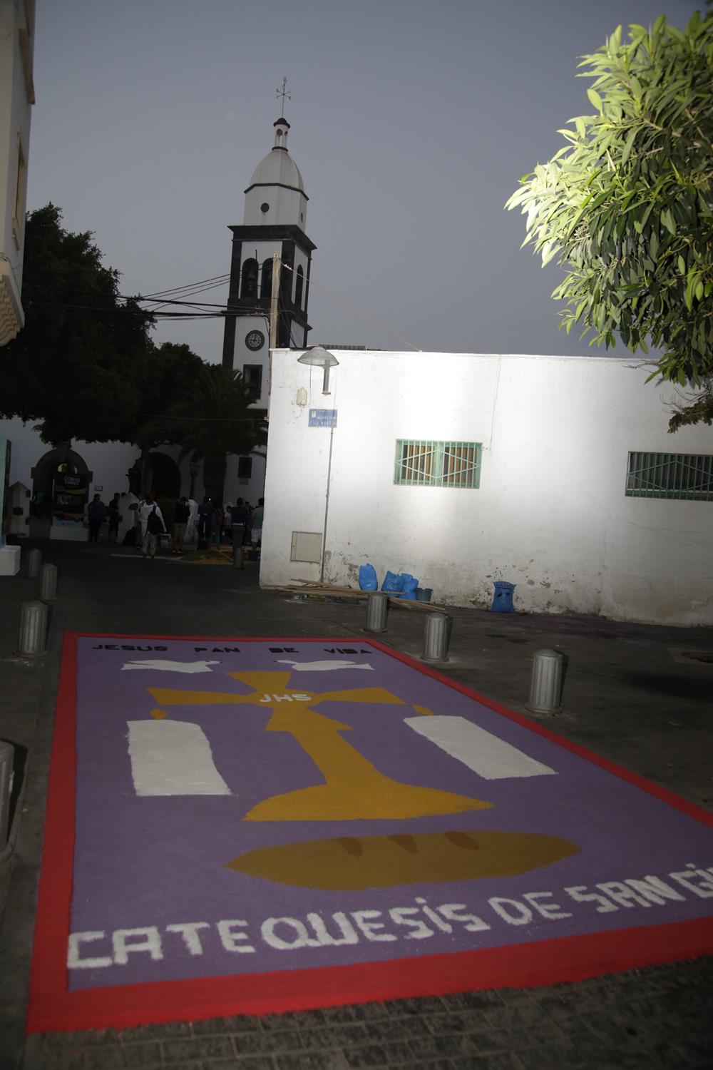 Elaboración de alfombras de sal en Arrecife Elaboración de alfombras de sal en Arrecife