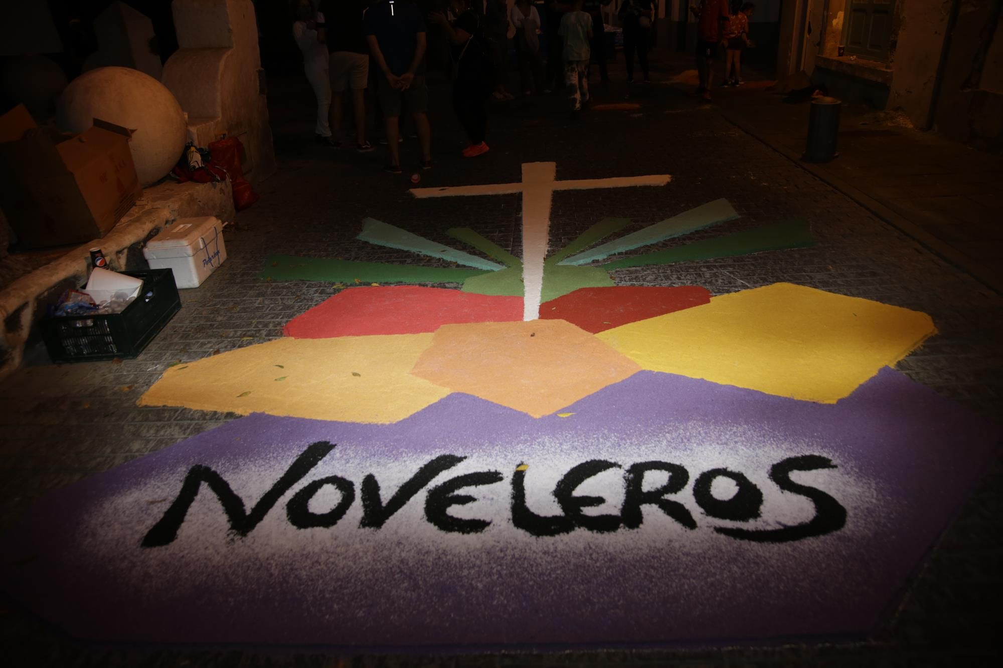 Elaboración de alfombras de sal en Arrecife Elaboración de alfombras de sal en Arrecife