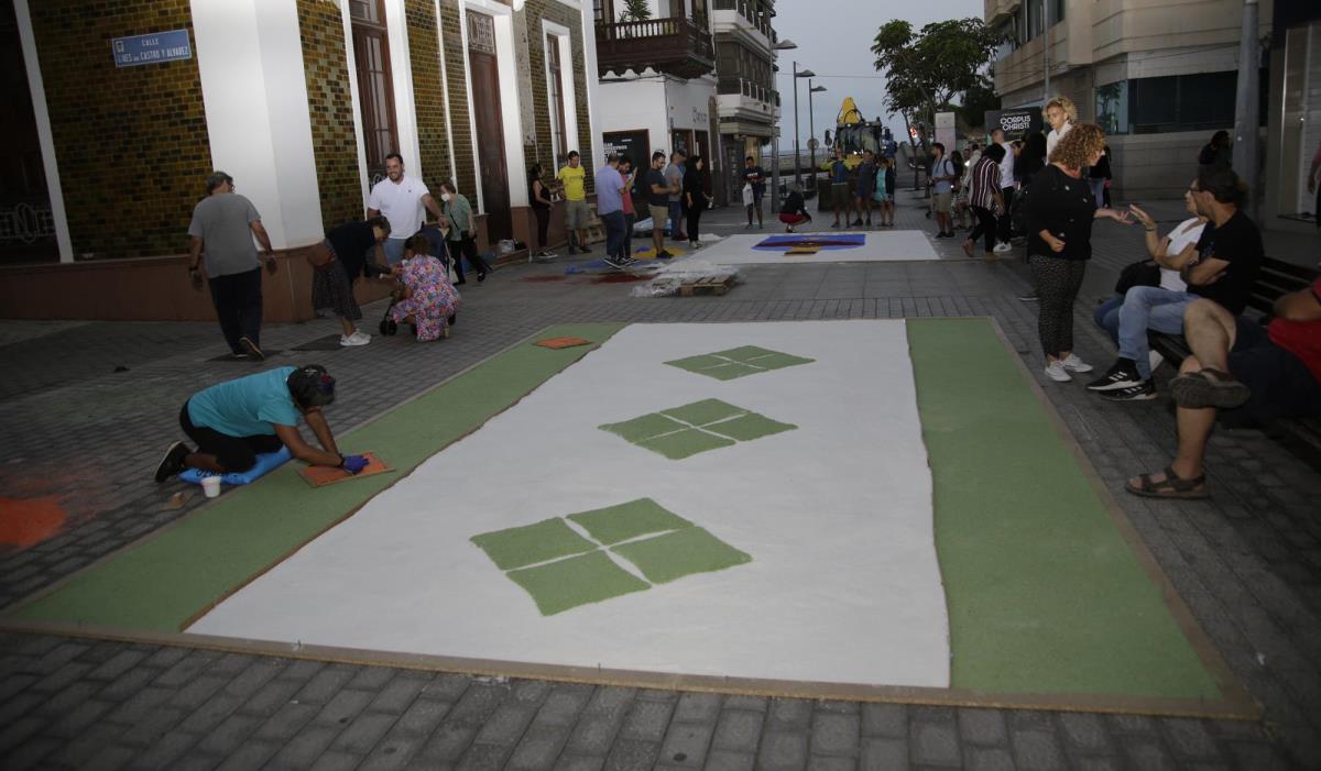 Elaboración de alfombras de sal en Arrecife