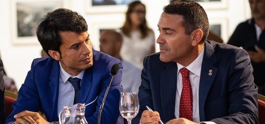 The PSOE spokesperson, Marcos Bergaz, together with the mayor of Teguise