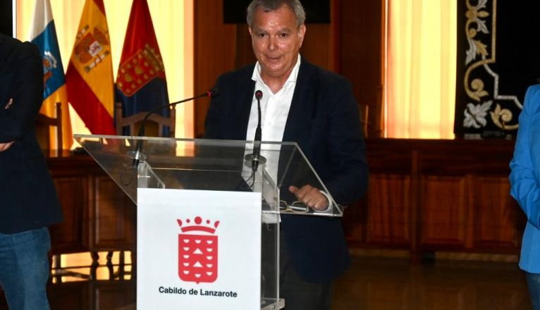 Sebastián Franquis se reúne con la presidenta del Cabildo de Fuerteventura (2) Sebastián Franquis se reúne con la presidenta del Cabildo de Fuerteventura (2)