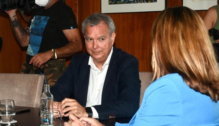 Sebastián Franquis se reúne con la presidenta del Cabildo de Fuerteventura (3) Sebastián Franquis se reúne con la presidenta del Cabildo de Fuerteventura (3)