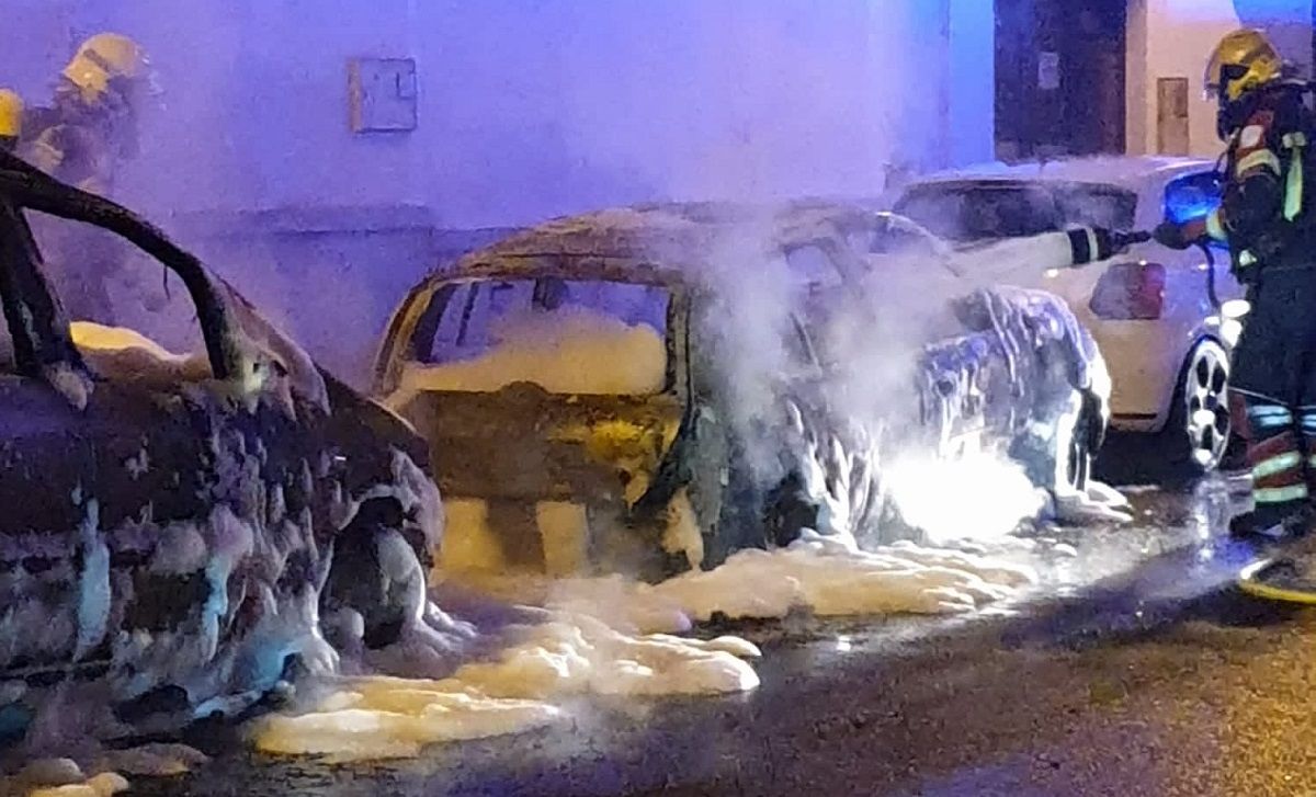 Dos vehículos afectados por un incendio