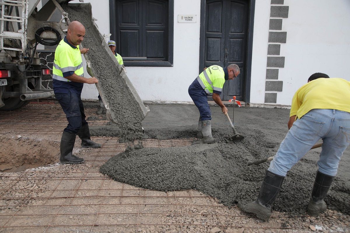 Empleados de la construcción trabajando en una obra en Lanzarote