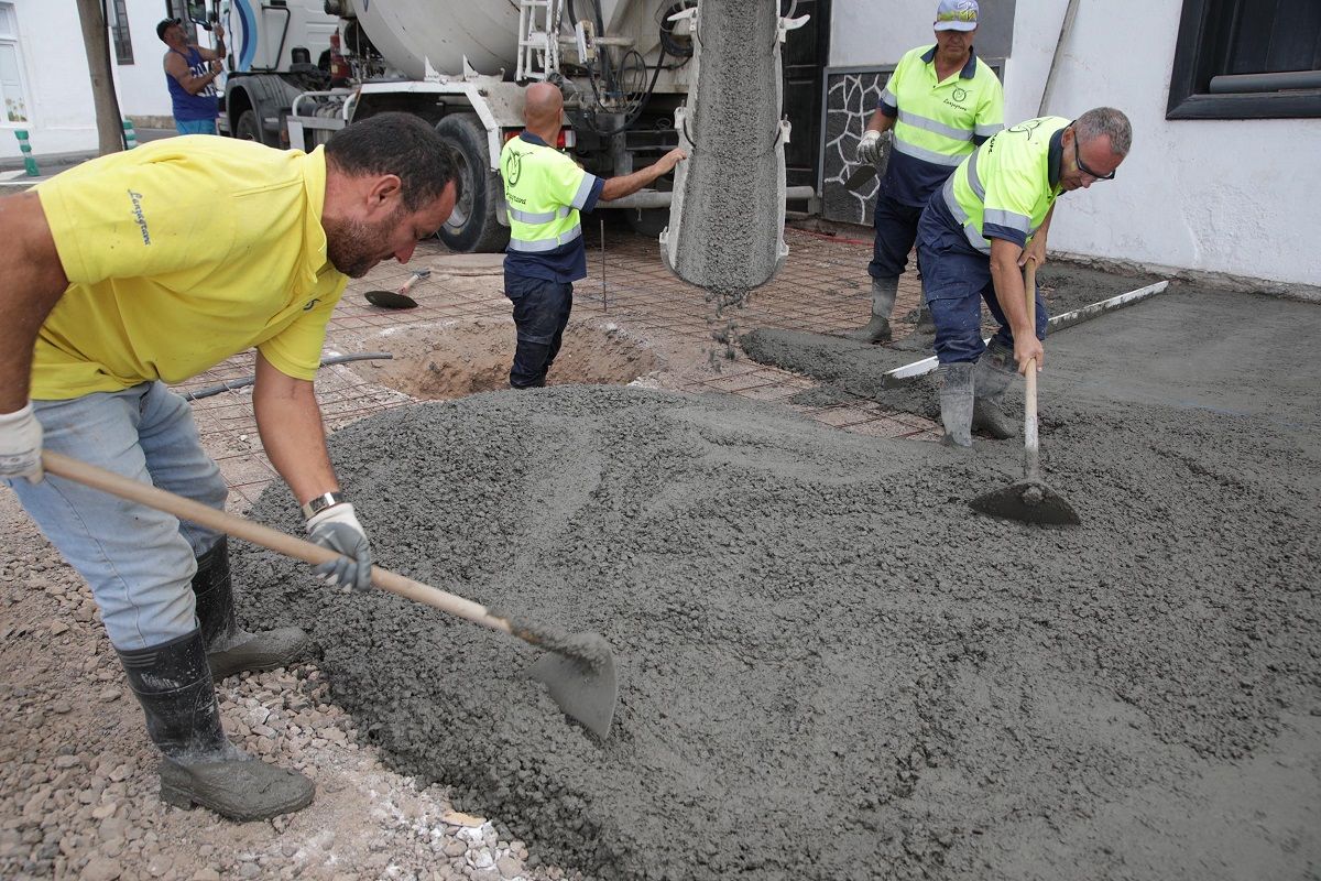 Trabajadores de la construcción manipulando cemento