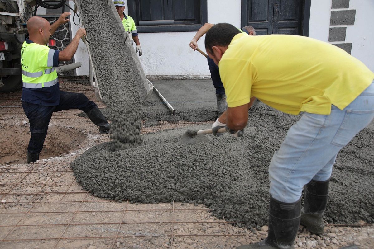 Trabajadores de la construcción con cemento