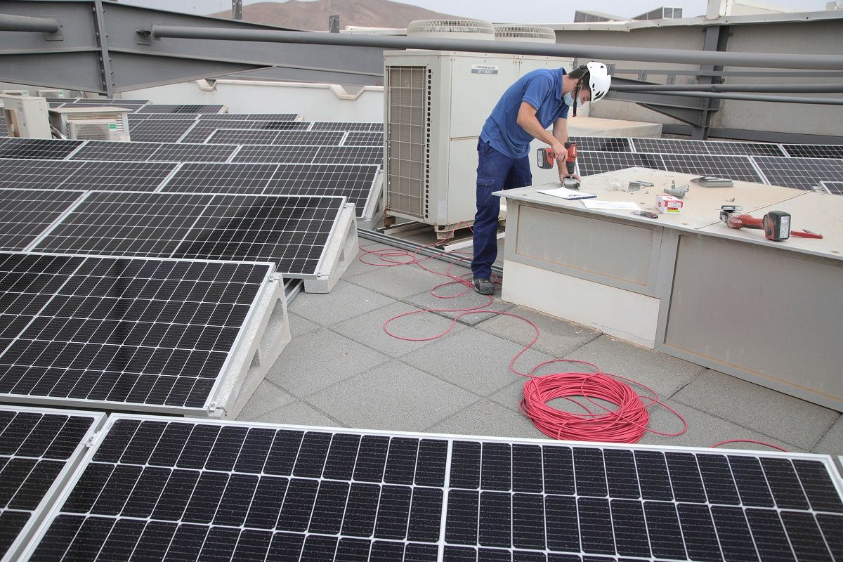 Trabajador instalando placas de energía fotovoltaica en Arrecife