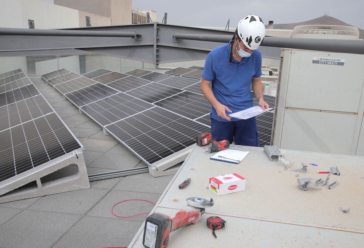 El coste del empleo en Canarias por mes se situa en 2.468 euros. Un trabajador instalando placas solares en Arrecife