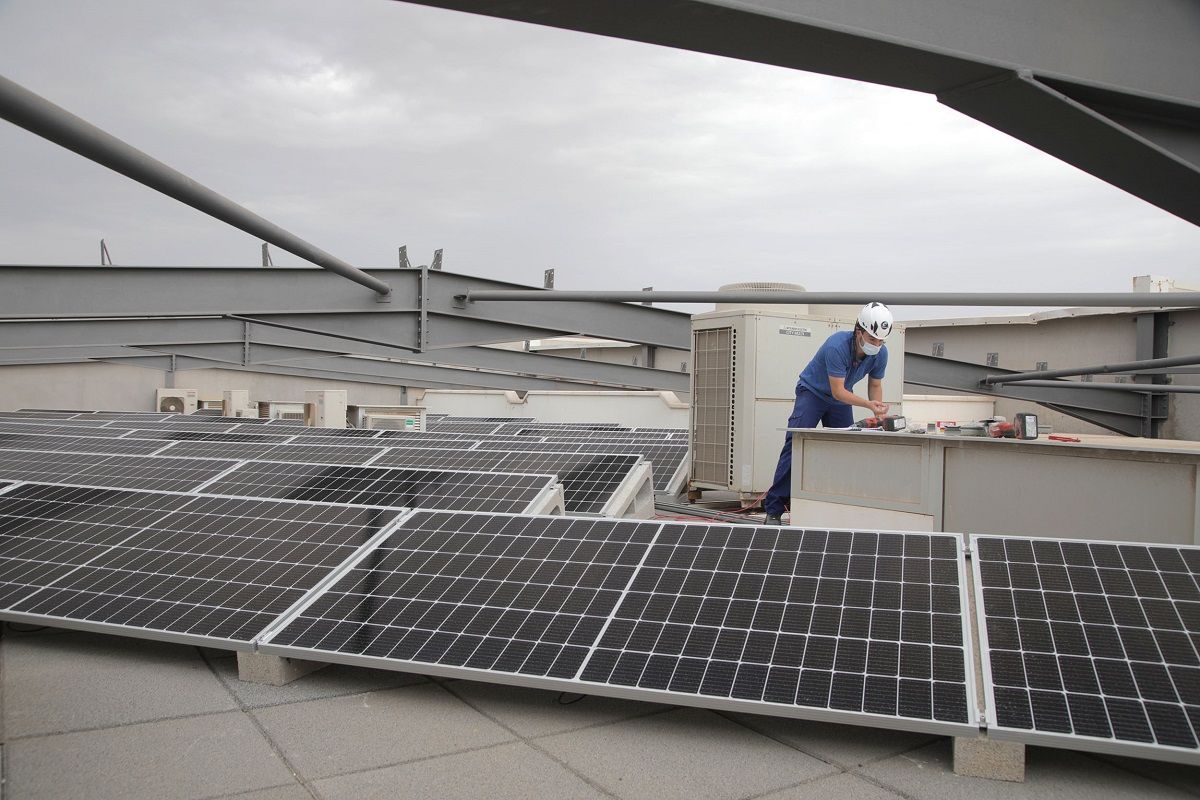 Un trabajador instalando placas de energía solar en Arrecife