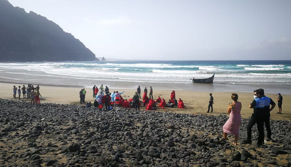 Patera llegada a la Playa de la Cantería de Órzola Patera llegada a la Playa de la Cantería de Órzola