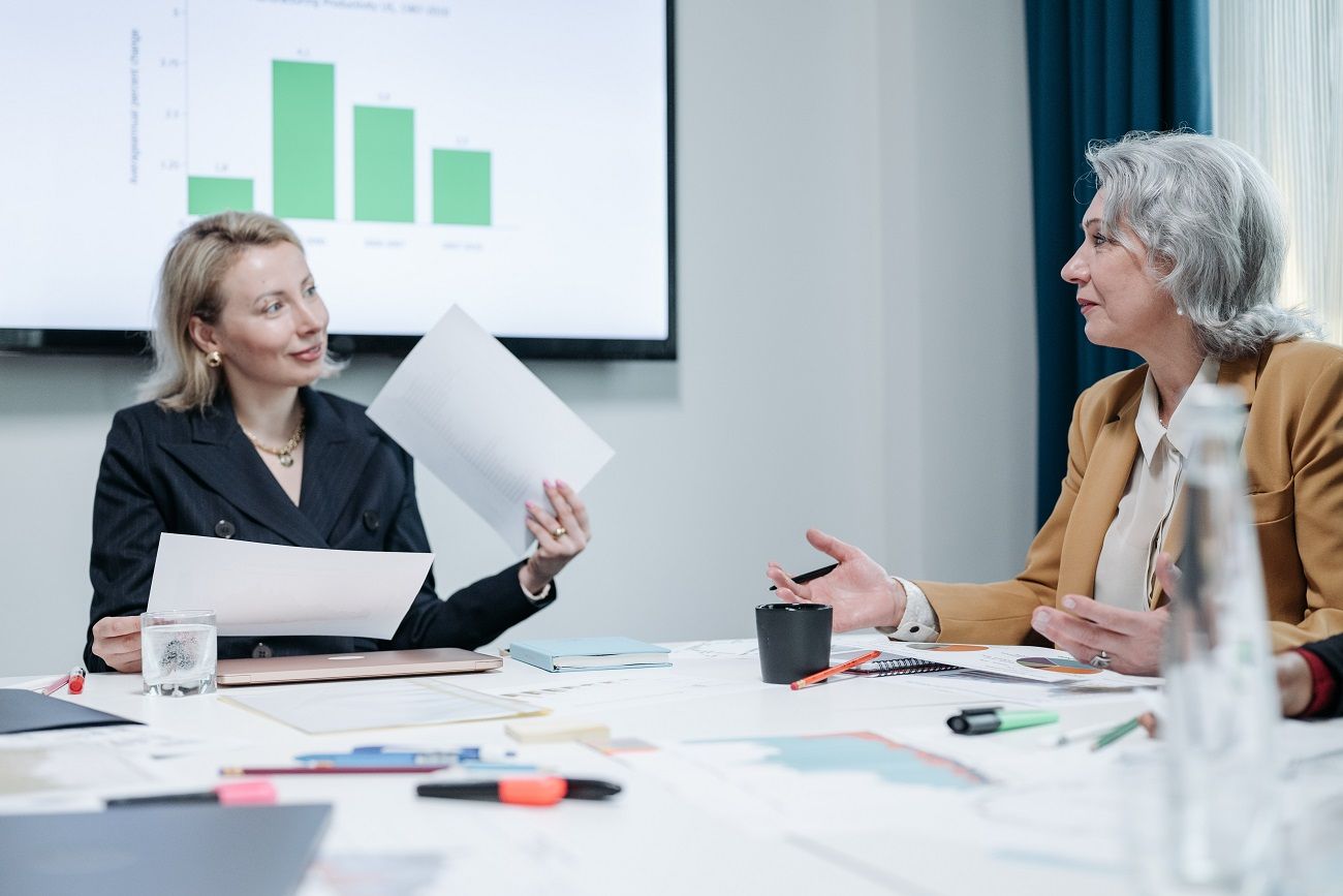 Dos trabajadoras de una empresa