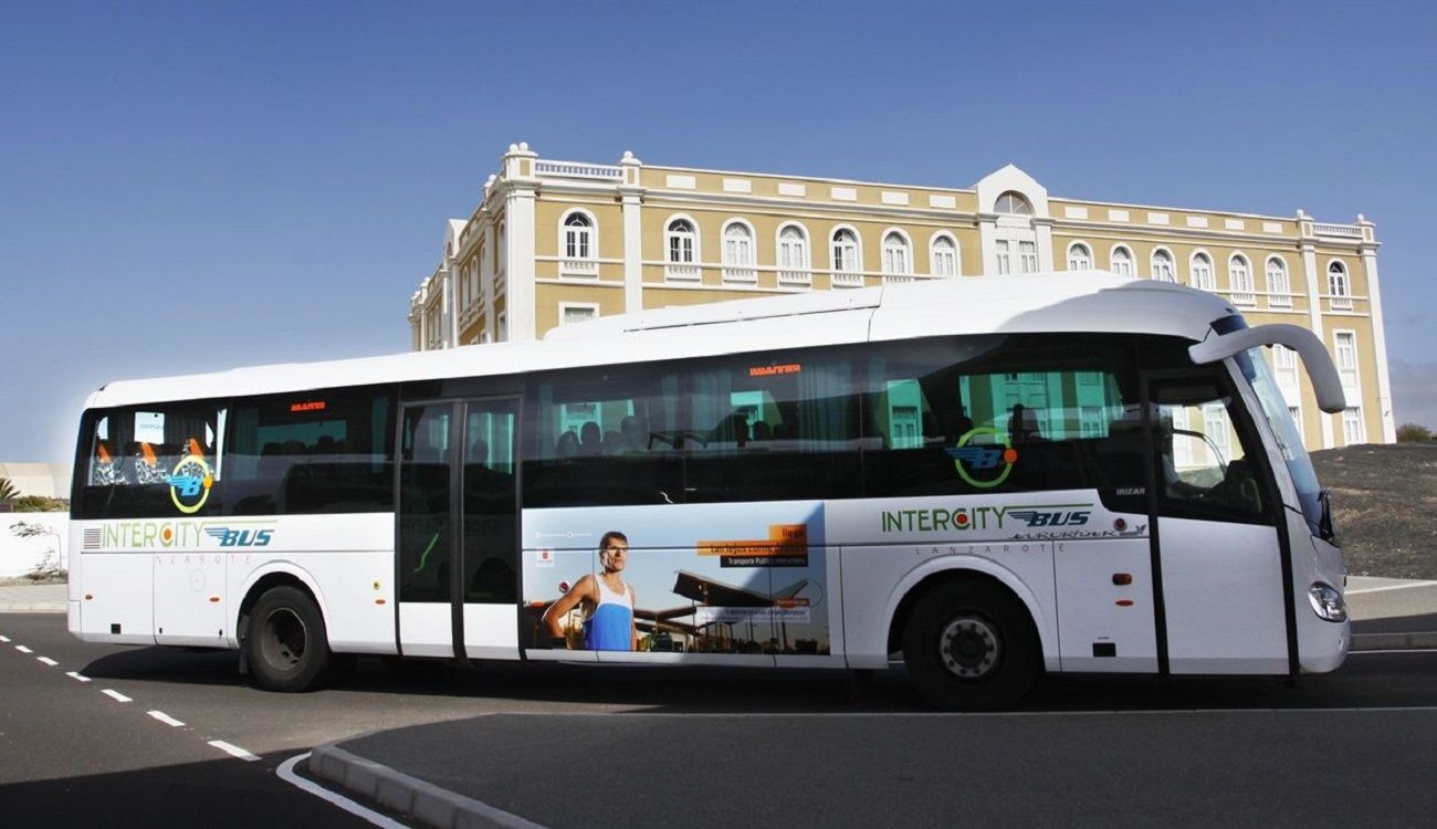 Una guagua interurbana frente al Cabildo