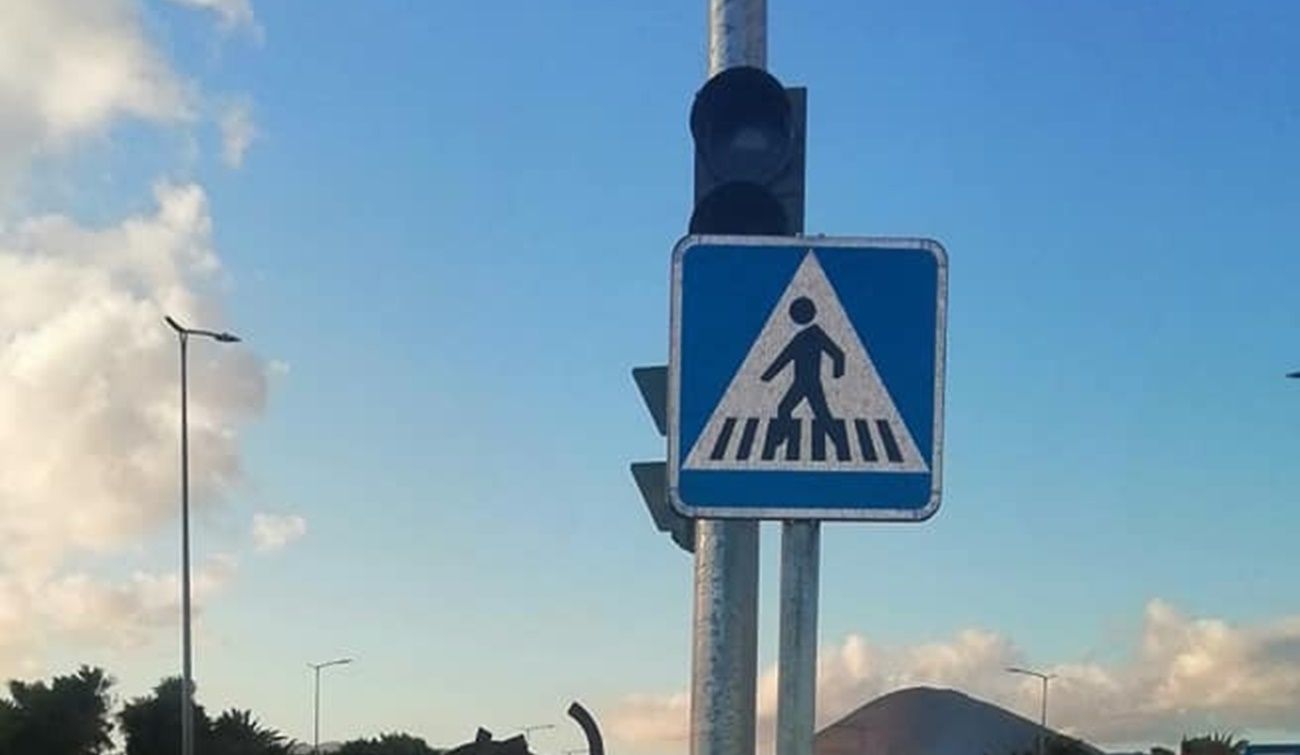 Una señala impide ver un semáforo | Foto: Dani C.