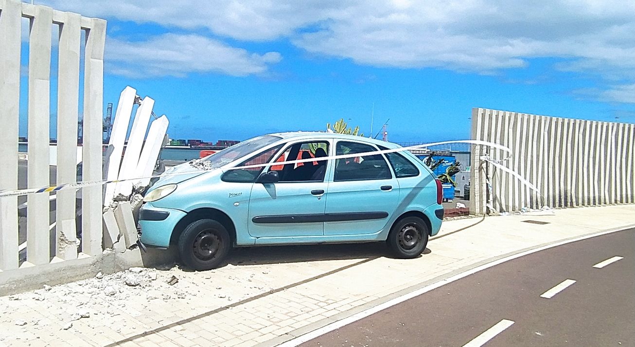 Un coche se empotra contra la valla de Puerto Naos Fotos: La Voz