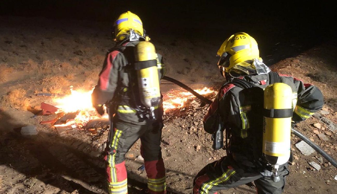 Los bomberos apagando un incendio de escombreras en Arrecife