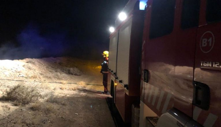 Los bomberos apagan el incendio de unas escombreras