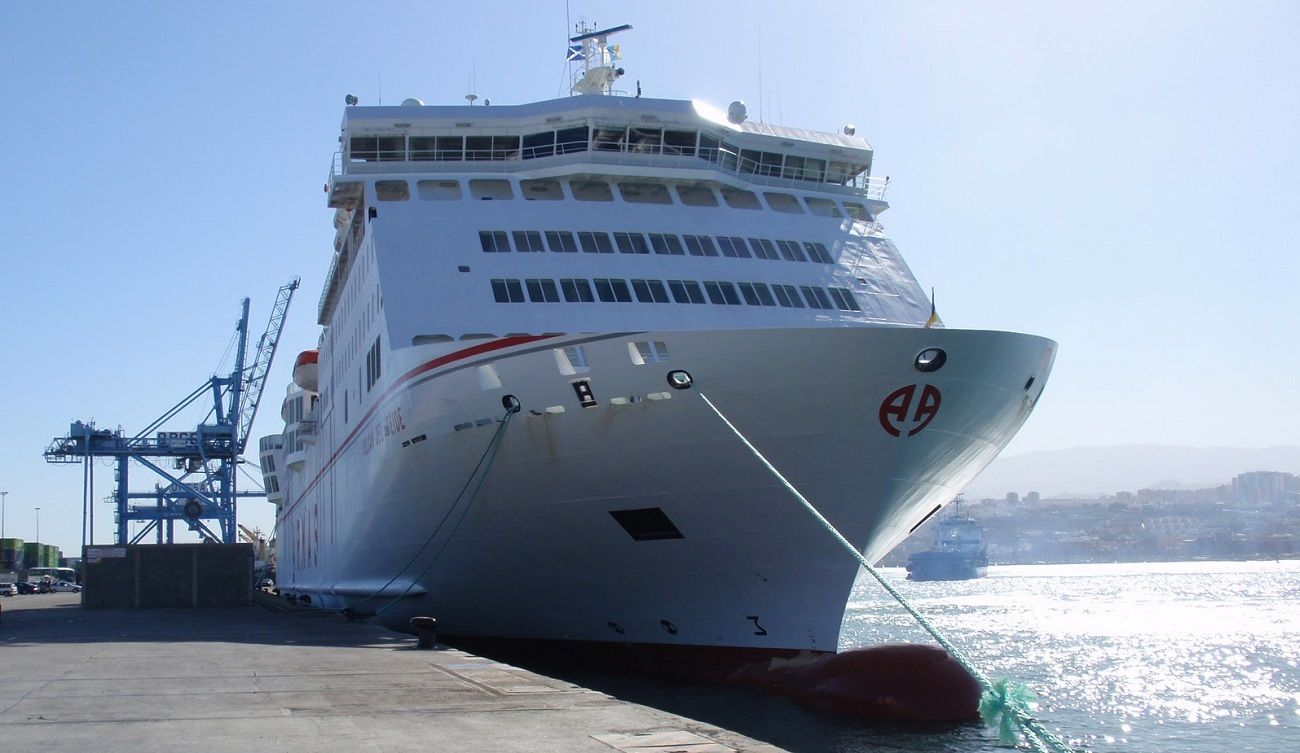 Barco de Naviera Armas