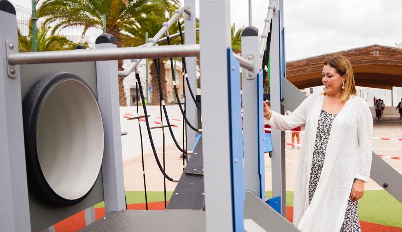 Astrid Pérez en un parque infantil