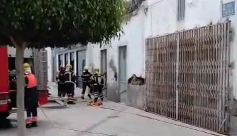 Los bomberos apagando el incendio de una vivienda abandonada en Arrecife