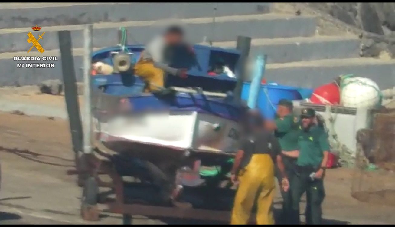 La Guardia Civil interceptando a los pescadores