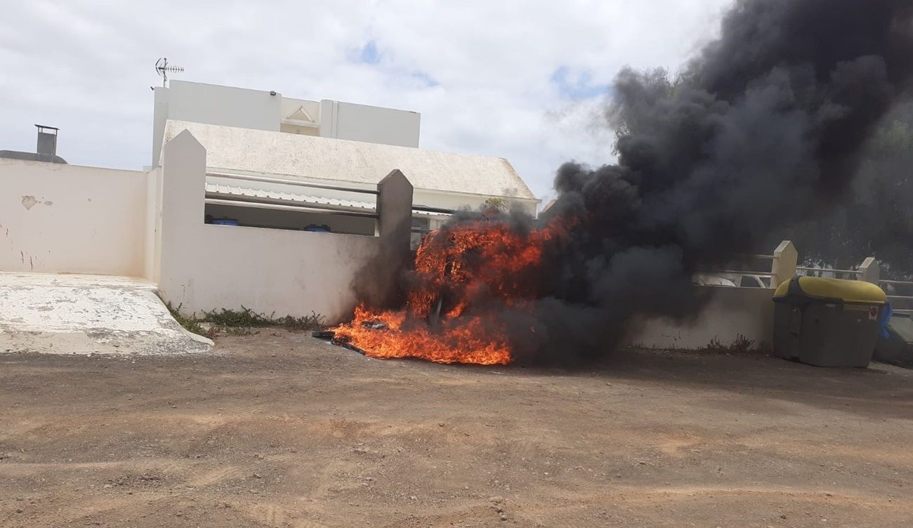 Incendio de un contenedor de vidrio en Tahíche | Foto: La Voz