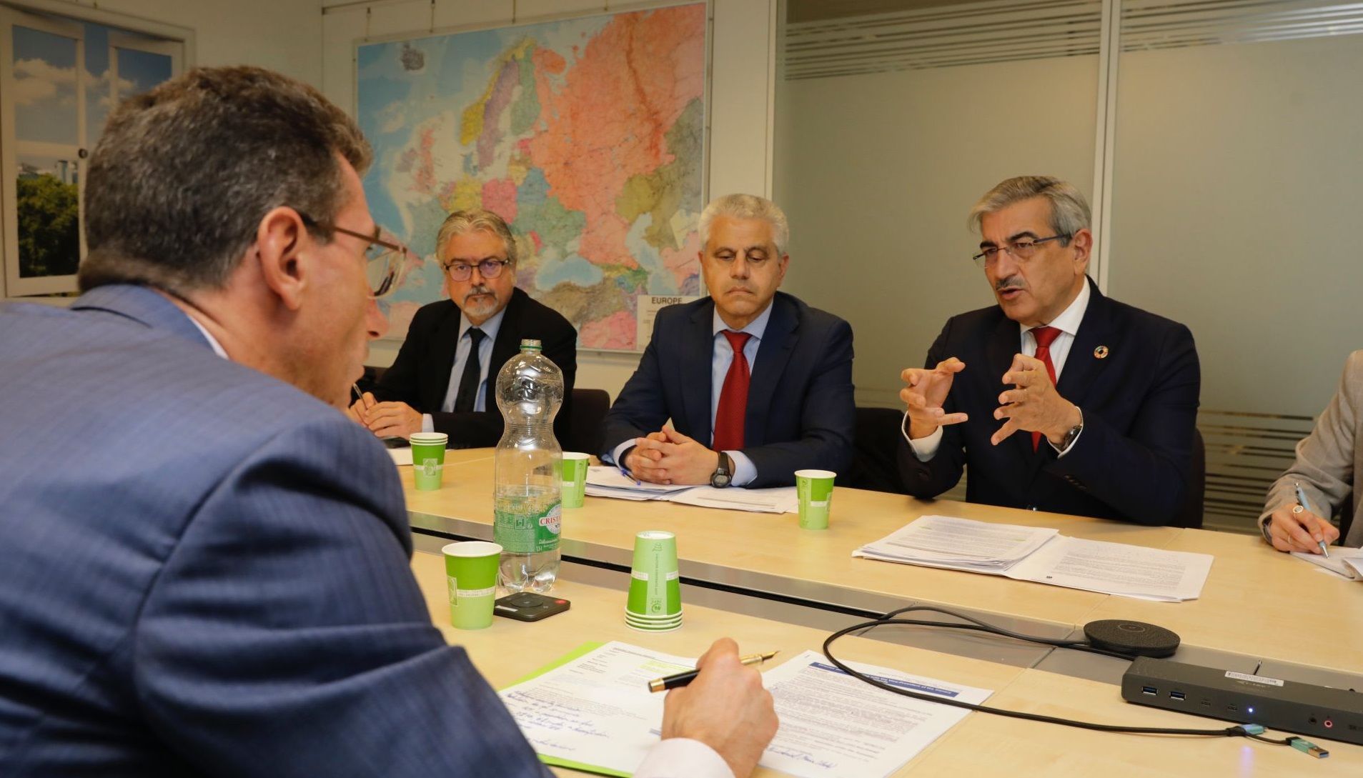 El vicepresidente canario, Román Rodríguez, durante la reunión