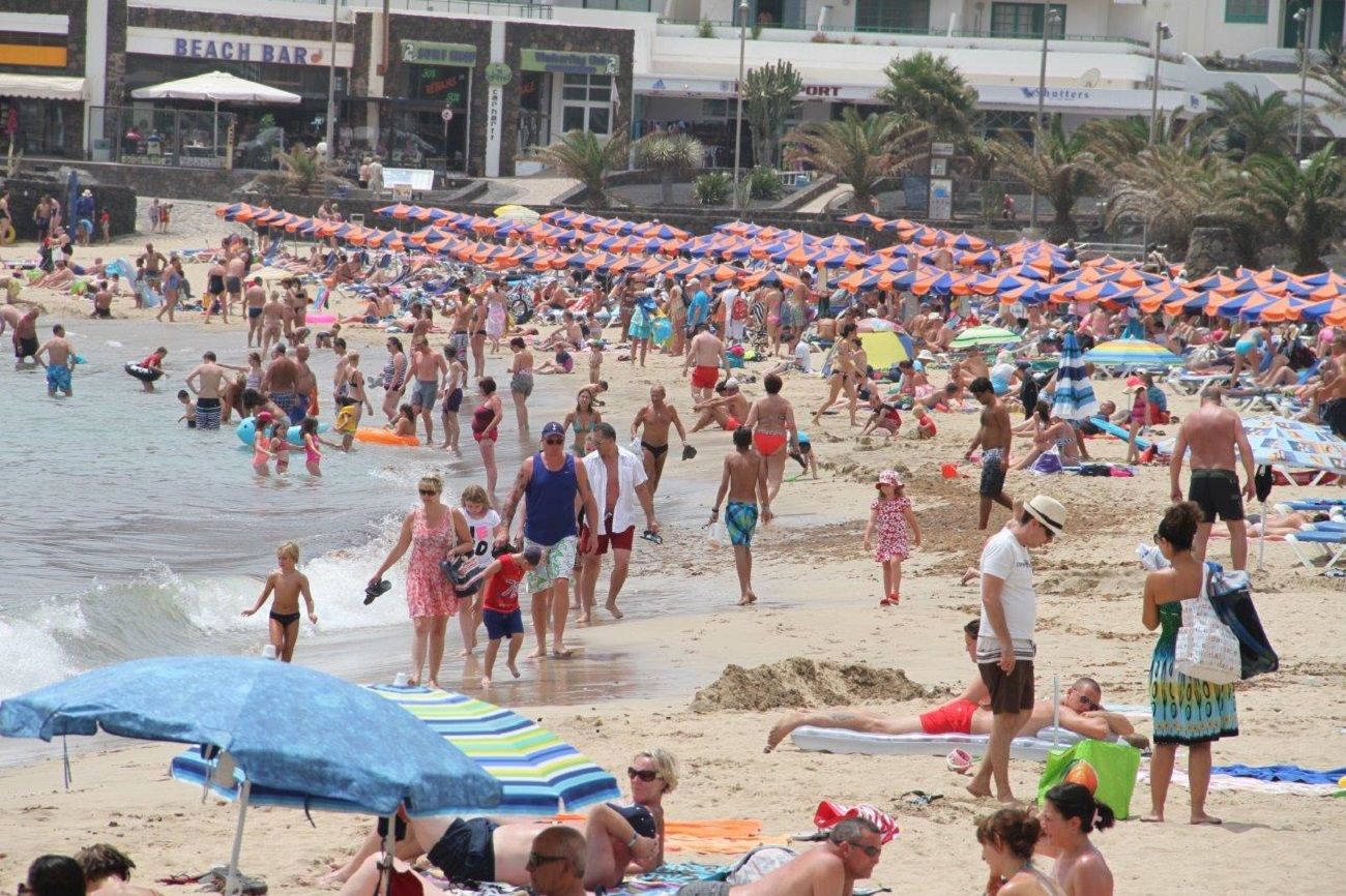 Turistas en la playa en Lanzarote Turistas en la playa en Lanzarote